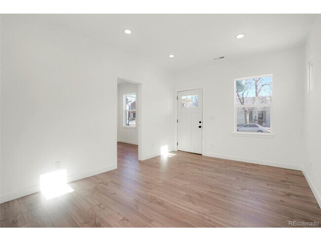 Foto del edificio - Spacious 2 Bed 2.5 Bath in the heart of Baker!