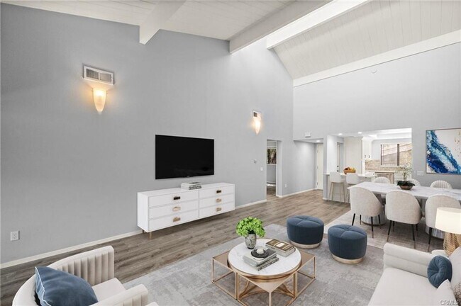Foto del edificio - Beautifully Upgraded Single-Level Condo on...