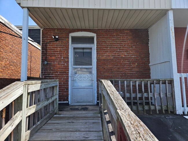 Foto del edificio - 1121 W Poplar St