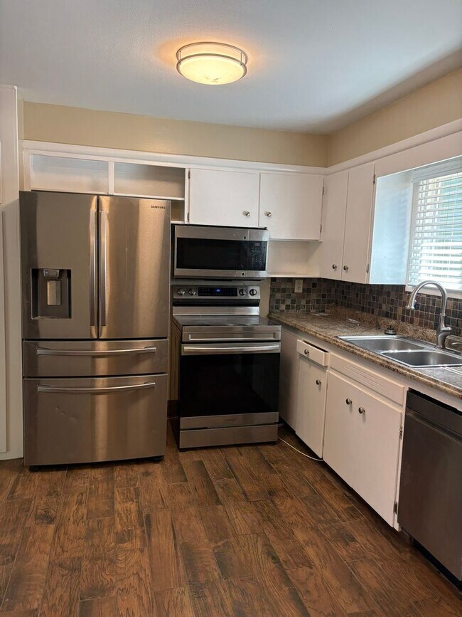 Foto del edificio - 3 bedroom/1 bath home with additional deta...