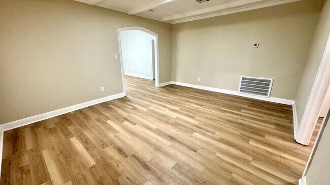 Foto del edificio - Spacious 3 Bedroom Home with Modern Updates & Shop