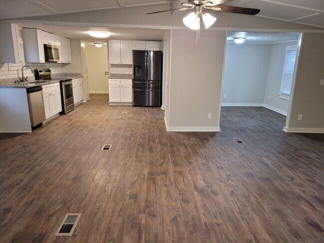 Building Photo - Spacious 3 BR 3 BA Home on 5 Acres