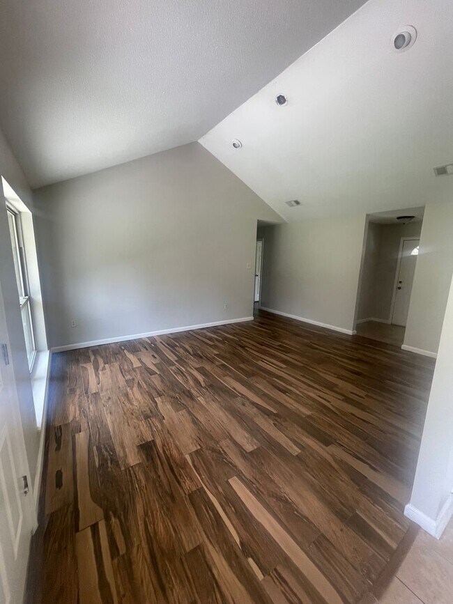 Building Photo - 3 bed / 2 bath home