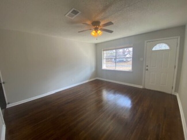 Building Photo - 808 Stirrup Pl