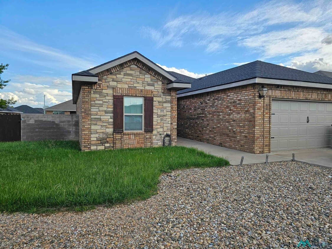 Primary Photo - 209 Almond Tree Ln