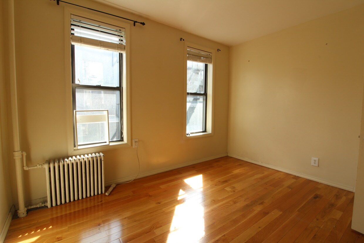 Primary Photo - 156 Grand St