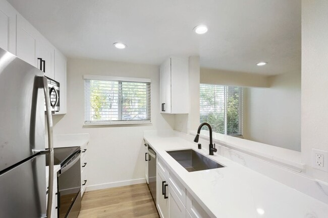 Building Photo - 14502 NE 30th Pl