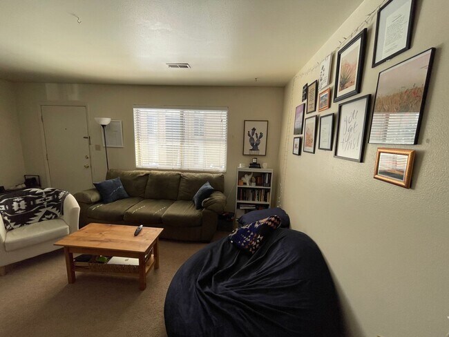 Foto del edificio - Upper Level 2 Bedroom 1 Bath