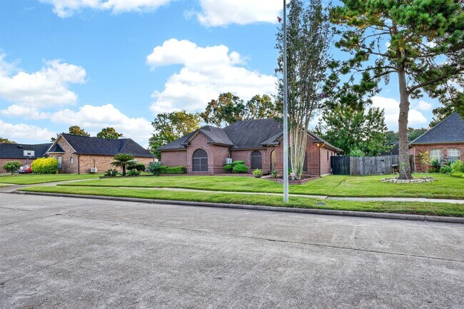Building Photo - 18610 Autumn Hills Dr