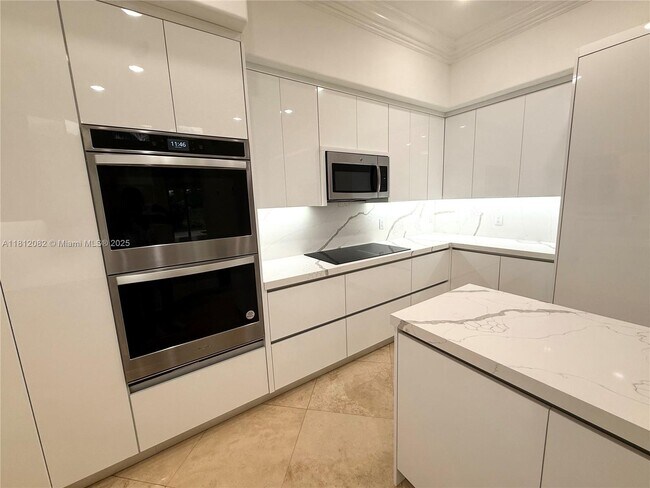 Building Photo - 2547 Montclaire Cir