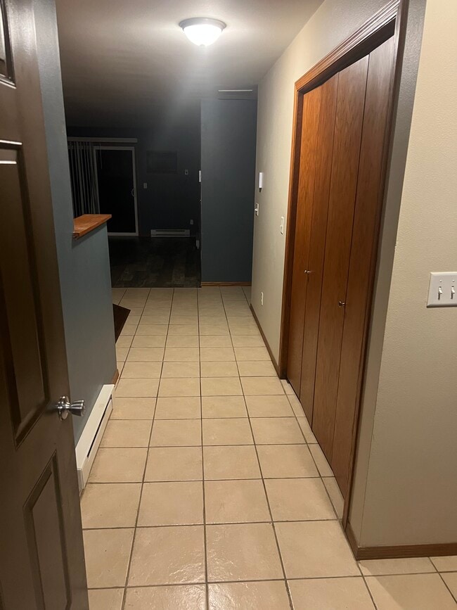 Entrando desde el garaje. El cuarto de lavado está a la derecha. - 935 Shamrock Ct