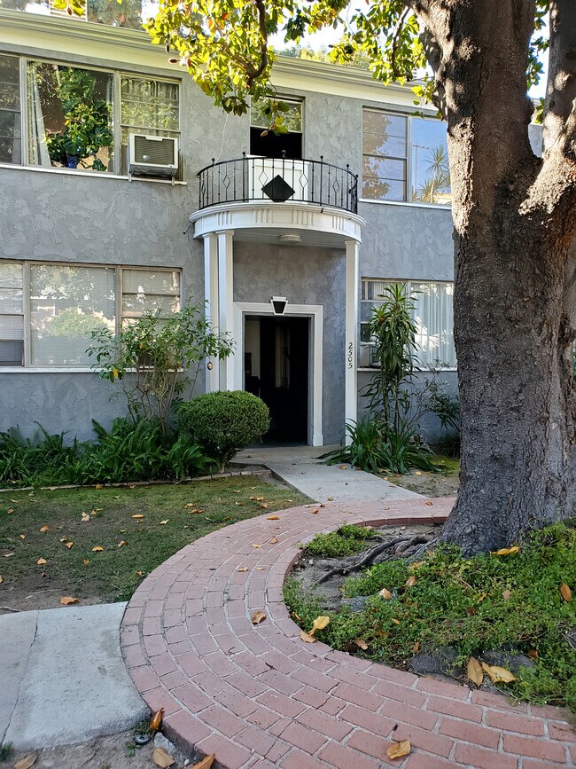 Building Photo - 2505 N Beachwood Dr