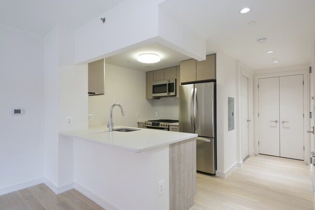 Building Photo - Spacious Alcove Studio