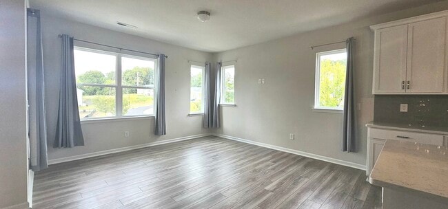 Living, dining and kitchen area - 904 Kinsey Aly