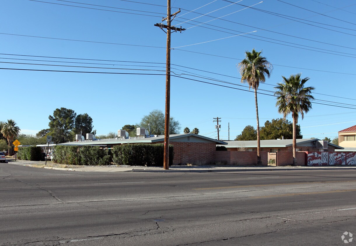 Primary Photo - 3015-3025 E Alta Vista St