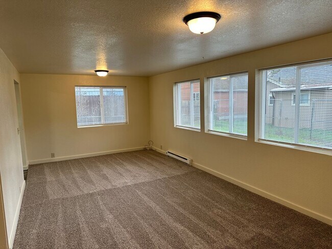 Building Photo - Freshly updated 2 bed, 1 bath house in Lowel