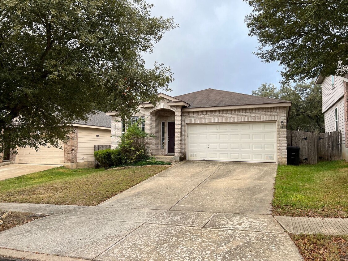Foto principal - CENTRALLY LOCATED 3 BEDROOM SINGLE STORY H...