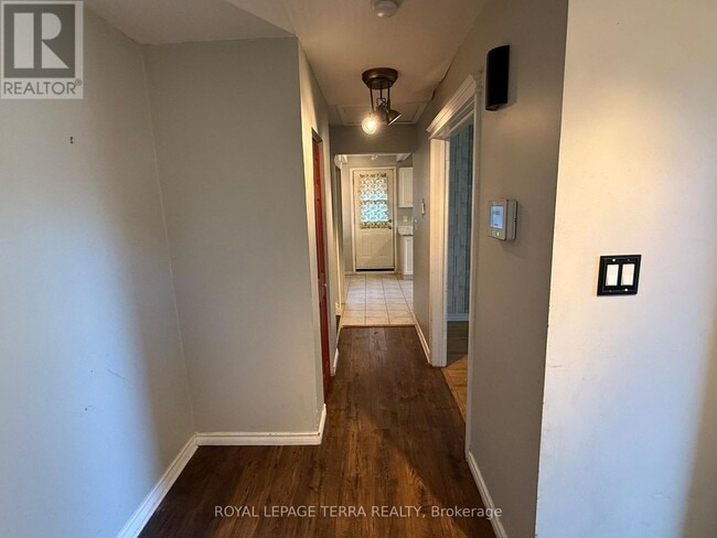 Building Photo - 1380 Sarcee St