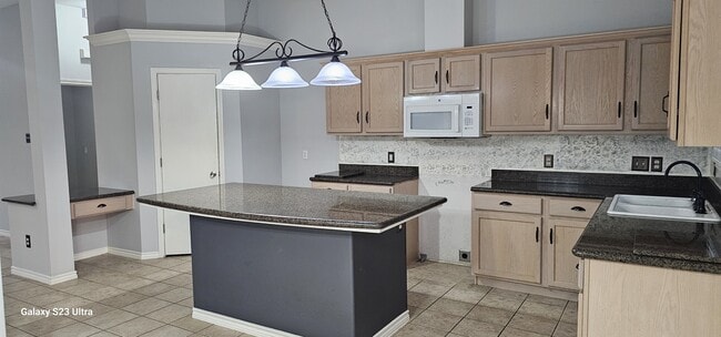 Foto del edificio - 6701 Riding Wind Dr