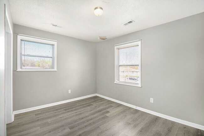 Foto del edificio - **COMING SOON** Beautiful 2-bedroom Duplex...