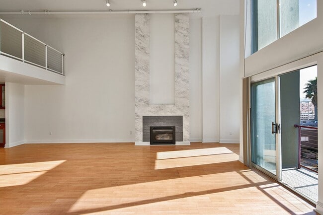 Building Photo - Chic Live/Work Loft!! 1 Bed & 2 Baths w/ O...