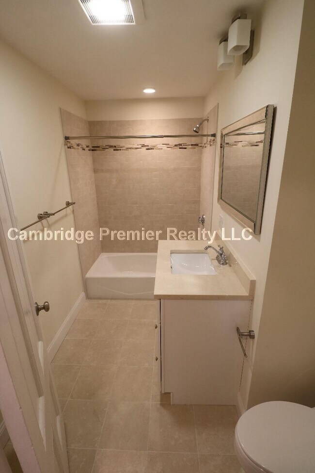 Building Photo - 156 School St