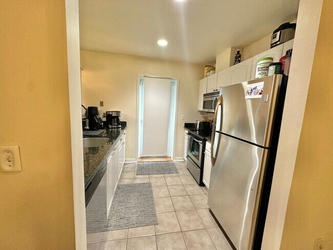 Building Photo - Great Location! Lower Queen Anne Condo