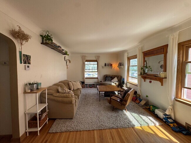 Foto del edificio - "Charming 4-Bed Sanctuary with Spacious Living in Saint Paul - Como Neighborhood"