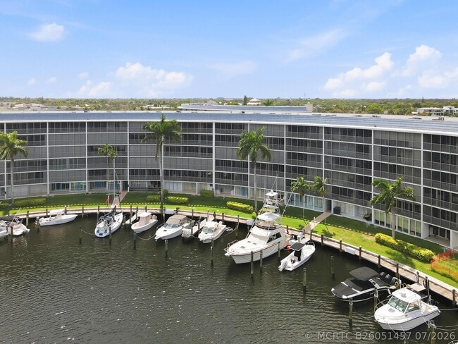 Building Photo - 1427 E Hillsboro Blvd