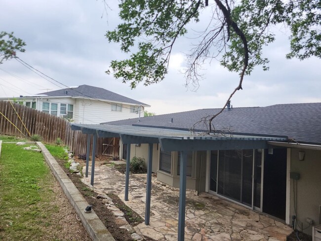 Foto del edificio - Mid-century home ready for move-in