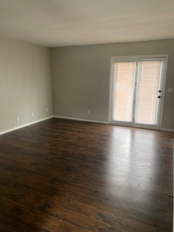 Foto del edificio - 6725 W Shade Ln