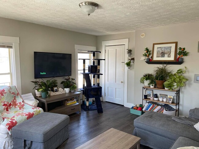 Building Photo - 105 Common St