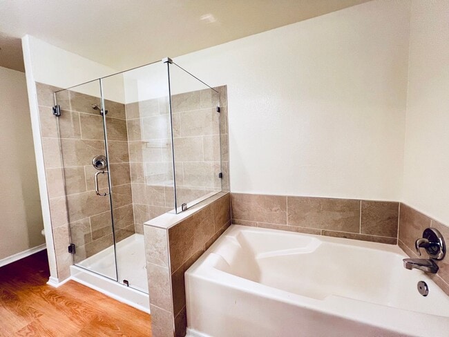 Building Photo - Beautiful remodeled 1 Bed one Bath in  Nor...