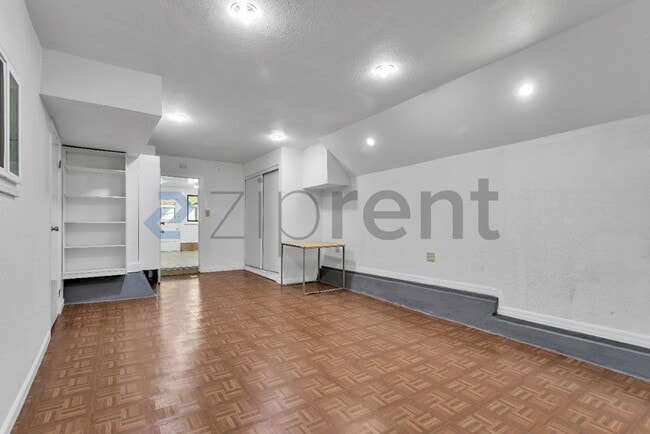 Building Photo - Unit B