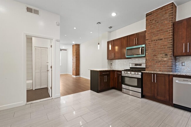 Building Photo - 17 Ravine Ave