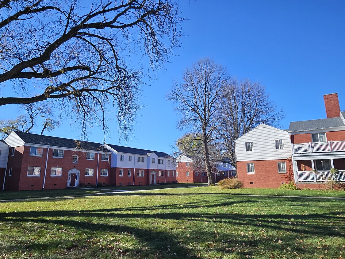 Primary Photo - Franklin Court Apartments