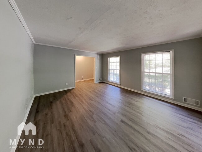 Building Photo - 2121 W Chester Cir SE