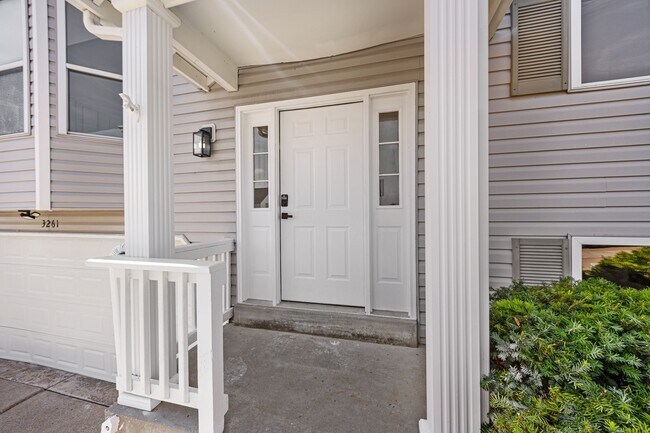 Foto del edificio - 3261 5 Oaks Dr