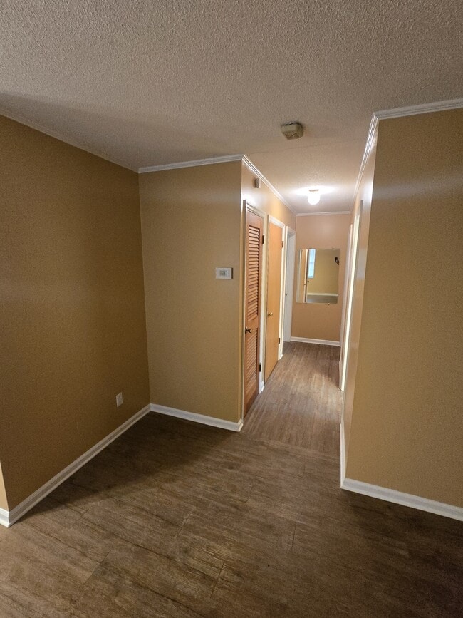 Building Photo - 2201 Brentwood Dr NW