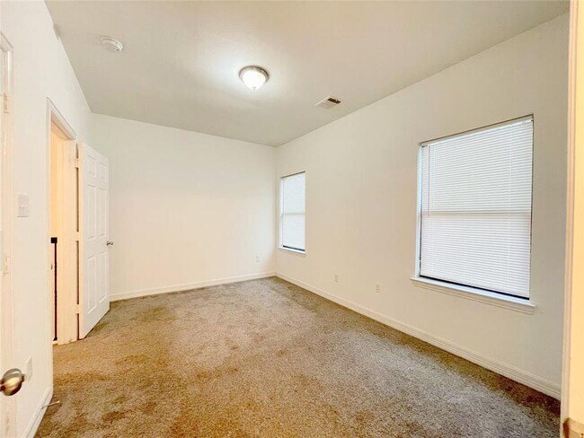 Foto del edificio - 8710 Knox St