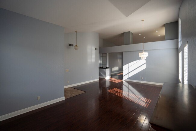 Building Photo - Welcome to this bright and spacious single...