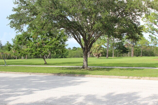 Parque (Este) - 849 58th Avenue Northeast