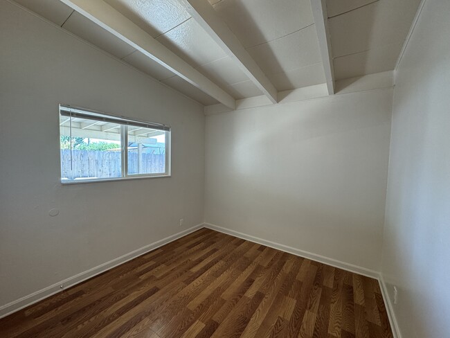 Building Photo - 1425 S School St