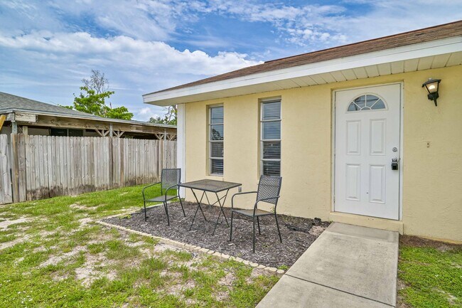 Building Photo - PET FRIENDLY Duplex ~ San Carlos