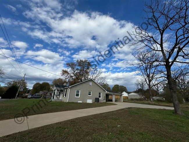 Building Photo - Newly renovated 3 bedroom 2 bath home in C...