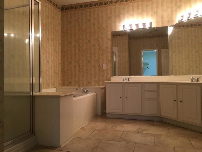 Building Photo - 3118 Silver Cedar Trail