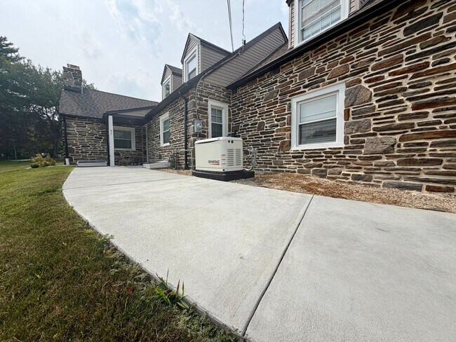 Foto del edificio - Stunning Home in Rolling Green Neighborhood of Springfield Township. Available in Mid-September!