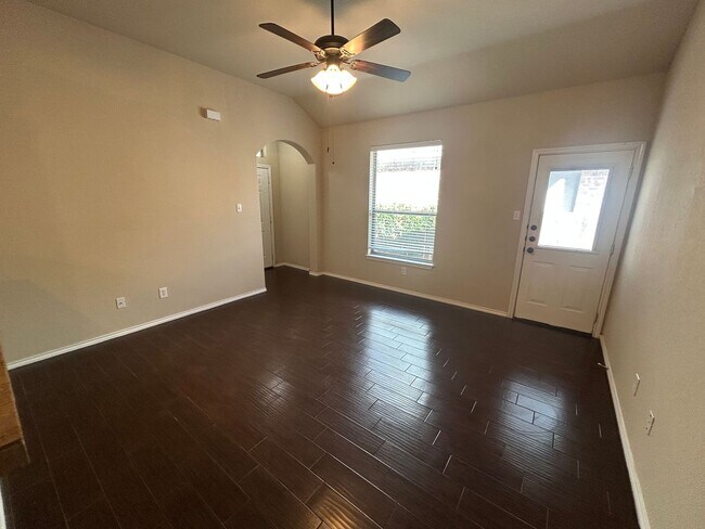 Foto del edificio - 3/2/2 Duplex off HWY 46 / Fridge / Interior Washer & Dryer Connections / Fenced in Backyard / CISD