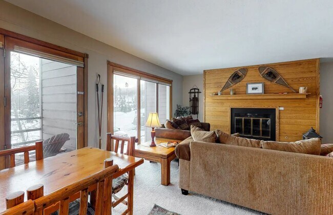 Lots of natural light from floor to ceiling windows - 91200 Ryan Gulch Rd