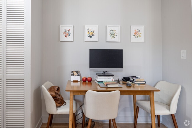 1BR, 1BA - 700SF - Dining Room - 505 W Melrose Street